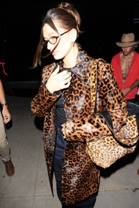 hailey-and-justin-bieber-arrives-at-a-church-service-in-los-angeles-09-25-2024-6.jpg