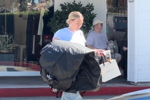 hilary-duff-shopping-at-the-switch-store-at-the-beverly-glen-mall-in-los-angeles-09-04-2024-5.jpg