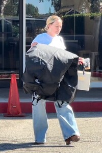 hilary-duff-shopping-at-the-switch-store-at-the-beverly-glen-mall-in-los-angeles-09-04-2024-6.jpg