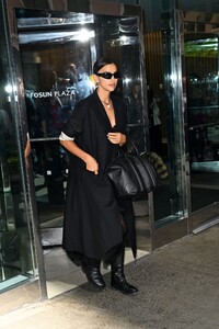 irina-shayk-arrives-at-carolina-herrera-spring-2024-fashion-show-at-new-york-fashion-week-09-09-2024-1.jpg
