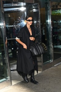 irina-shayk-arrives-at-carolina-herrera-spring-2024-fashion-show-at-new-york-fashion-week-09-09-2024-2.jpg