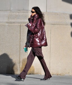irina-shayk-catches-a-taxi-cab-in-new-york-city-10-28-2024-1.jpg