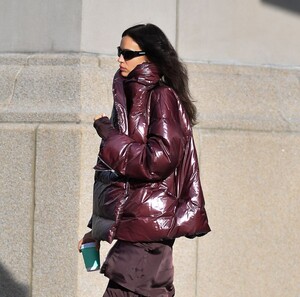 irina-shayk-catches-a-taxi-cab-in-new-york-city-10-28-2024-4.jpg