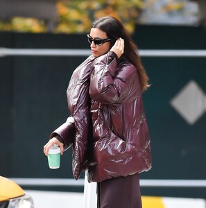 irina-shayk-catches-a-taxi-cab-in-new-york-city-10-28-2024-7.jpg