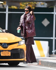 irina-shayk-catches-a-taxi-cab-in-new-york-city-10-28-2024-8.jpg