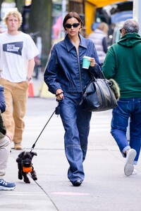 irina-shayk-in-doubles-denim-out-with-her-dog-in-new-york-10-09-2024-1.jpg