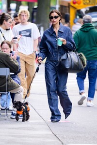 irina-shayk-in-doubles-denim-out-with-her-dog-in-new-york-10-09-2024-4.jpg