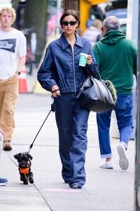 irina-shayk-in-doubles-denim-out-with-her-dog-in-new-york-10-09-2024-5.jpg