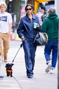irina-shayk-in-doubles-denim-out-with-her-dog-in-new-york-10-09-2024-6.jpg