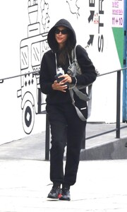 irina-shayk-out-and-about-in-new-york-08-21-2024-3.jpg