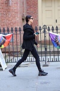 irina-shayk-picking-up-daughter-lea-in-new-york-06-05-2024-0.jpg
