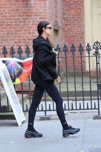 irina-shayk-picking-up-daughter-lea-in-new-york-06-05-2024-1.jpg