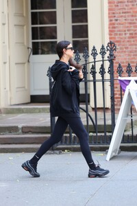 irina-shayk-picking-up-daughter-lea-in-new-york-06-05-2024-3.jpg