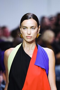 irina-shayk-walks-runway-at-missoni-fashion-show-at-milan-fashion-week-09-20-2024-2.jpg