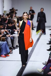 irina-shayk-walks-runway-at-missoni-fashion-show-at-milan-fashion-week-09-20-2024-3.jpg