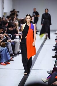irina-shayk-walks-runway-at-missoni-fashion-show-at-milan-fashion-week-09-20-2024-5.jpg