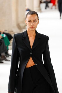 irina-shayk-walks-runway-at-sportmax-fashion-show-at-milan-fashion-week-09-20-2024-1.jpg