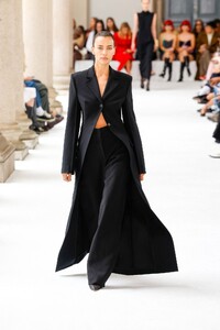 irina-shayk-walks-runway-at-sportmax-fashion-show-at-milan-fashion-week-09-20-2024-5.jpg