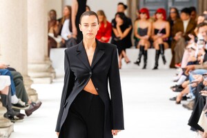 irina-shayk-walks-runway-at-sportmax-fashion-show-at-milan-fashion-week-09-20-2024-6.jpg
