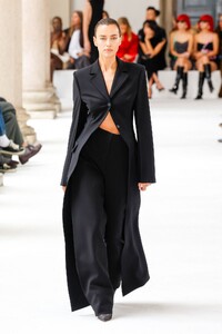 irina-shayk-walks-runway-at-sportmax-fashion-show-at-milan-fashion-week-09-20-2024-7.jpg