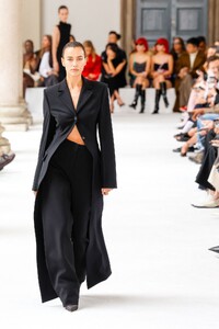 irina-shayk-walks-runway-at-sportmax-fashion-show-at-milan-fashion-week-09-20-2024-8.jpg