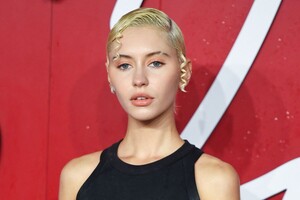iris-law-at-fashion-awards-2023-at-royal-albert-hall-in-london-12-04-2023-1.thumb.jpg.709bd48a5cb19042d1d5049dc7ba78cd.jpg