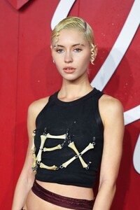 iris-law-at-fashion-awards-2023-at-royal-albert-hall-in-london-12-04-2023-2.thumb.jpg.31b8273123e370ba6f2c85442afe31c0.jpg