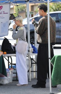 iris-law-out-shopping-with-a-friend-at-farmers-market-03-24-2024-0.thumb.jpg.70304ba56d268bdfc63a65b82c3abe00.jpg