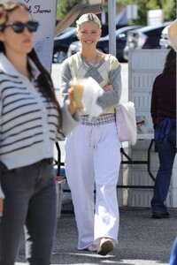 iris-law-out-shopping-with-a-friend-at-farmers-market-03-24-2024-5.thumb.jpg.50ff2498baa74db38e4bfa8d60bd9d70.jpg