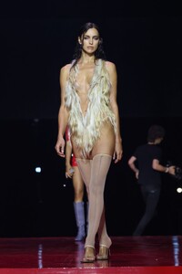 irna-shayk-walks-mowalola-ss25-satwalk-at-magazine-london-in-london-09-16-2024-1.jpg