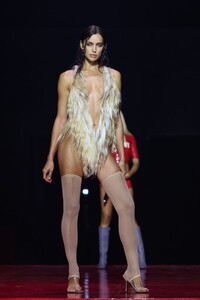 irna-shayk-walks-mowalola-ss25-satwalk-at-magazine-london-in-london-09-16-2024-6.jpg