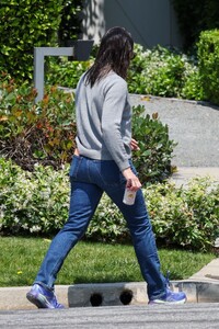 jennifer-garner-arrives-at-ben-affleck-s-home-on-father-s-day-in-los-angeles-06-16-2024-0.jpg