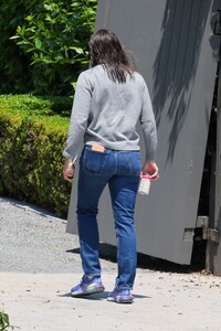 jennifer-garner-arrives-at-ben-affleck-s-home-on-father-s-day-in-los-angeles-06-16-2024-1.jpg