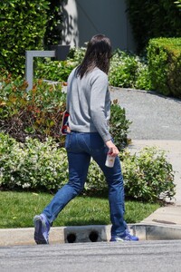 jennifer-garner-arrives-at-ben-affleck-s-home-on-father-s-day-in-los-angeles-06-16-2024-3.jpg