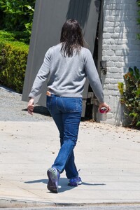 jennifer-garner-arrives-at-ben-affleck-s-home-on-father-s-day-in-los-angeles-06-16-2024-4.jpg