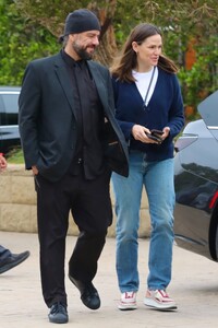 jennifer-garner-arrives-at-soho-house-in-malibu-05-31-2024-0.jpg