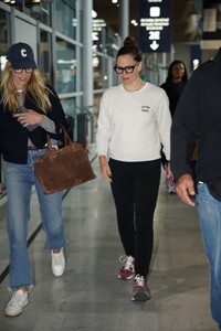 jennifer-garner-arrives-in-paris-ahead-of-fashion-week-09-22-2024-4.thumb.jpg.65d4ab97cc15d97822a5c976e5d73eef.jpg