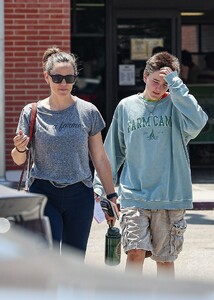 jennifer-garner-at-dmv-in-santa-monica-08-07-2024-4.thumb.jpg.76a13bdaa70f576ee8033c625191e28e.jpg