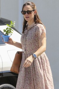 jennifer-garner-out-and-about-in-brentwood-08-25-2024-3.jpg