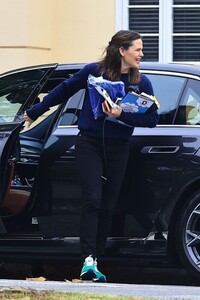 jennifer-garner-out-and-about-in-los-angeles-06-11-2024-1.jpg