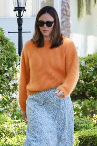 jennifer-garner-out-and-about-in-santa-monica-04-26-2024-0.jpg