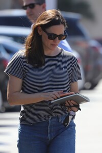jennifer-garner-out-for-lunch-at-brentwood-country-mart-09-05-2024-0.jpg