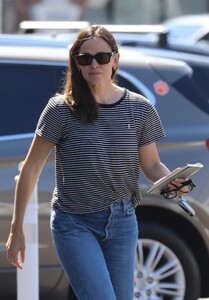 jennifer-garner-out-for-lunch-at-brentwood-country-mart-09-05-2024-4.jpg