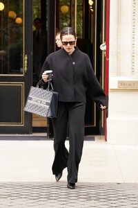 jennifer-garner-out-for-morning-cup-of-coffee-in-paris-09-24-2024-1.jpg