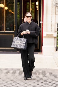 jennifer-garner-out-for-morning-cup-of-coffee-in-paris-09-24-2024-4.jpg