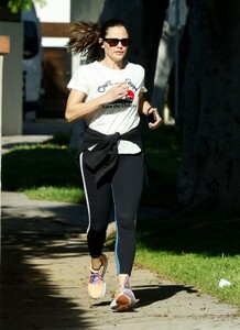 jennifer-garner-out-for-morning-jog-in-brentwood-05-09-2024-3.jpg