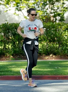 jennifer-garner-out-for-morning-jog-in-brentwood-05-09-2024-6.jpg