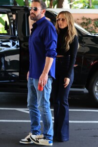 jennifer-lopez-and-ben-affleck-out-for-lunch-at-beverly-hills-hotel-09-14-2024-4.thumb.jpg.34a8950917c5abfbbd53bf0527652419.jpg