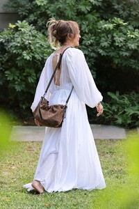 jennifer-lopez-arrives-at-a-friend-s-house-in-los-angeles-09-15-2024-2.jpg
