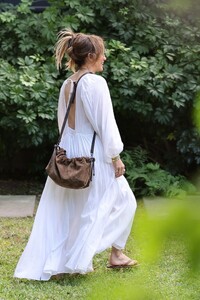 jennifer-lopez-arrives-at-a-friend-s-house-in-los-angeles-09-15-2024-5.jpg